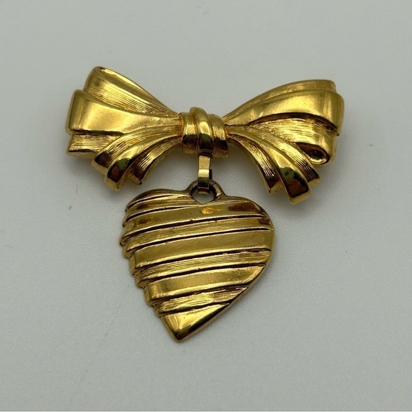 Vintage Avon Gold Tone Textured Ribbon Hanging Heart Brooch Pin Mother’s Day - Picture 6 of 9